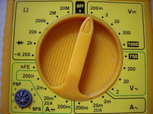 Rueda selección de rango de medida en multímetro