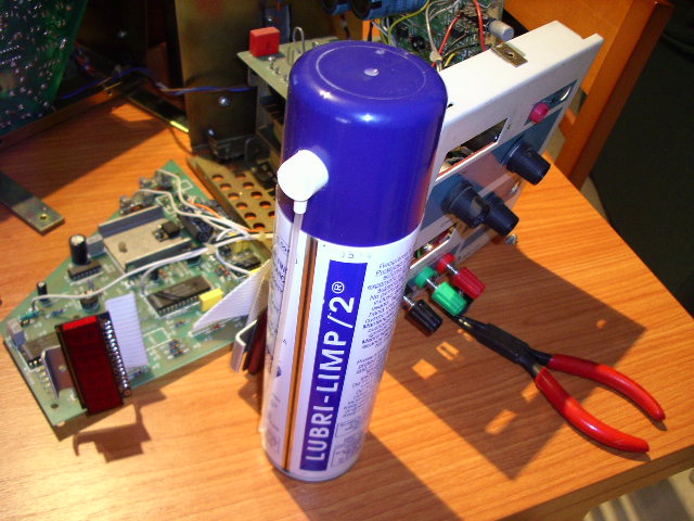 Lubri-Limp 2 para limpieza de contactos eléctricos en potenciómetros de ajuste.